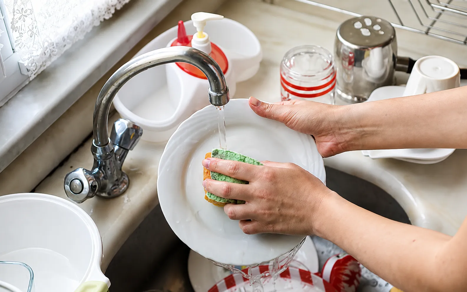 Rửa bát tưởng dễ nhưng nếu giữ 5 thói quen này, bạn chỉ đang 'nuôi' thêm vi khuẩn