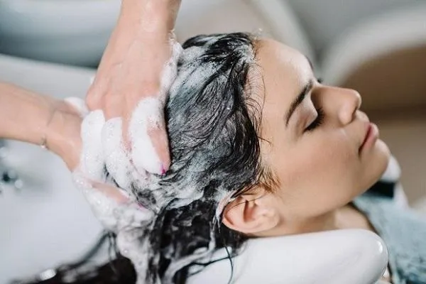 Tóc rụng nhiều khi gội đầu, 5 thói quen này càng khiến tóc dễ gãy hơn