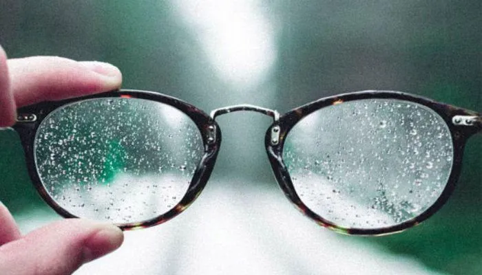 Kính mắt hay bị mờ khi trời mưa, đây là cách xử lý đơn giản mà nhiều người bỏ qua
