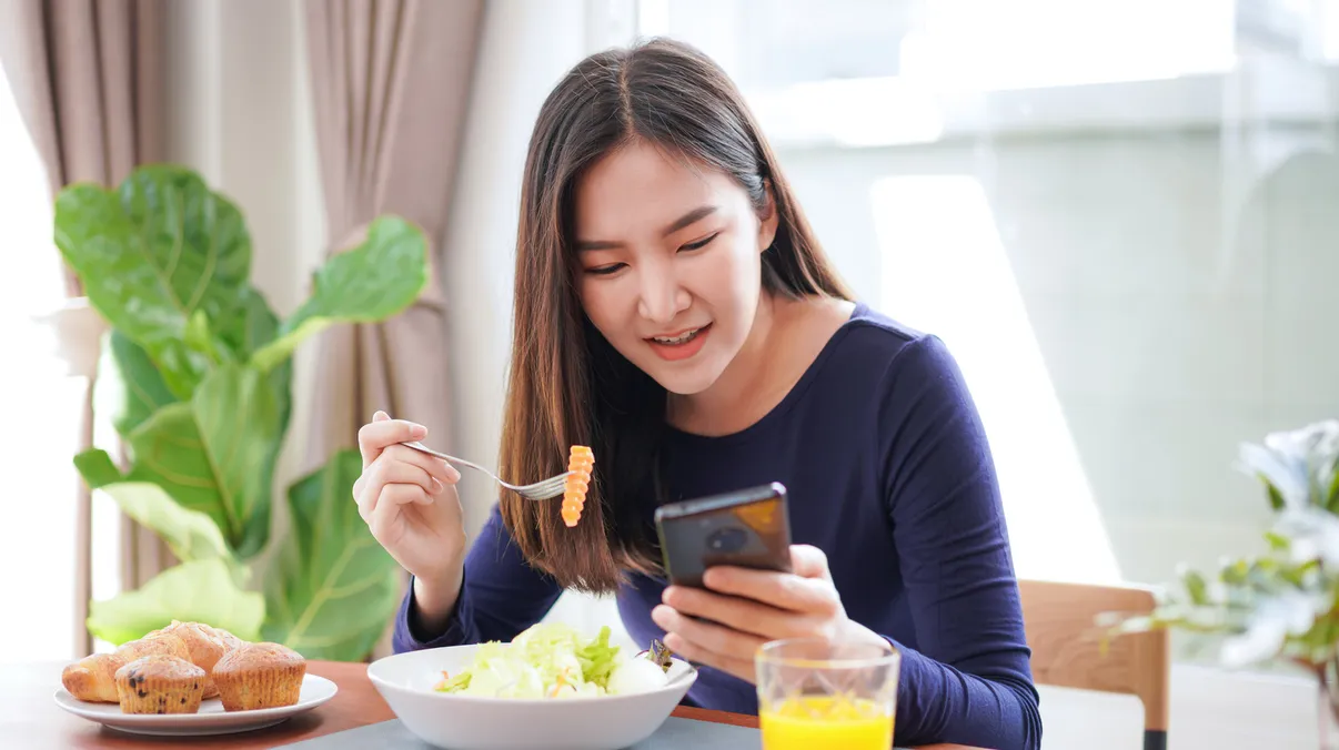 3 thói quen dùng điện thoại cần bỏ để bảo vệ sức khỏe