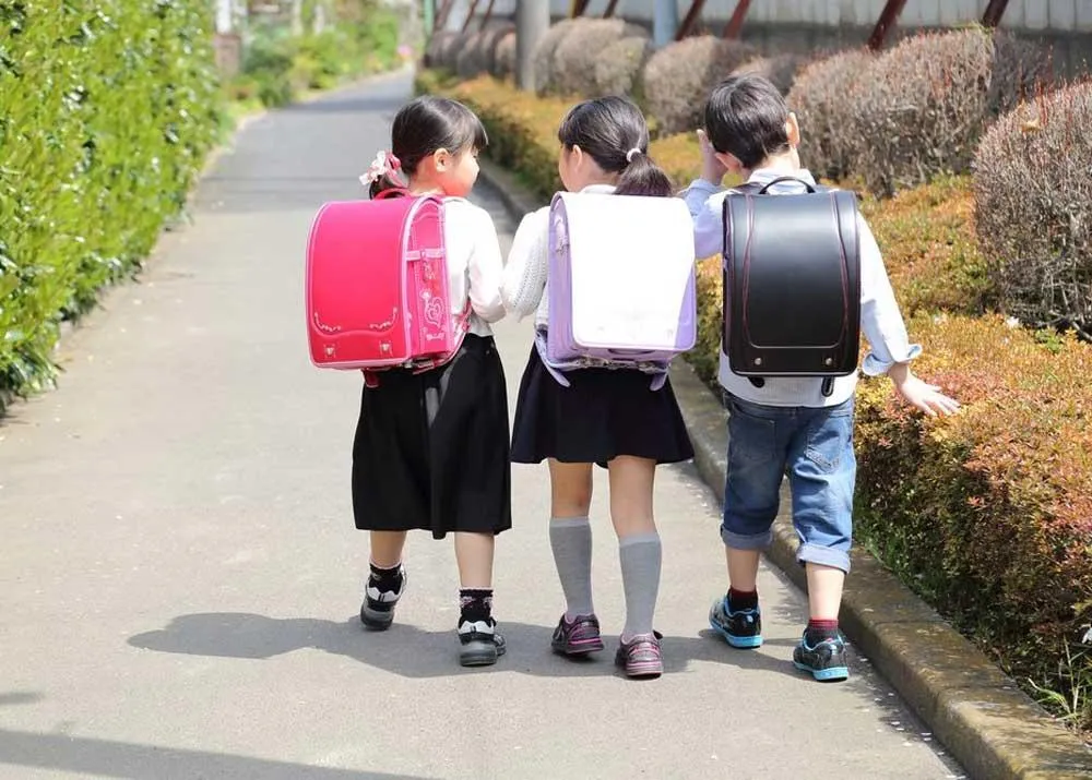 Mua giày cho con vào năm học mới, mẹ nên biết 6 mẹo này để tránh con bị đau chân, trầy da