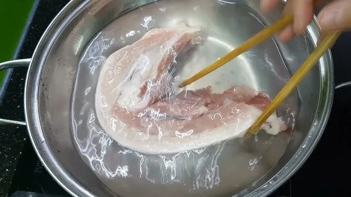 Luộc thịt tưởng đơn giản nhưng nhiều người vẫn mắc 5 lỗi này