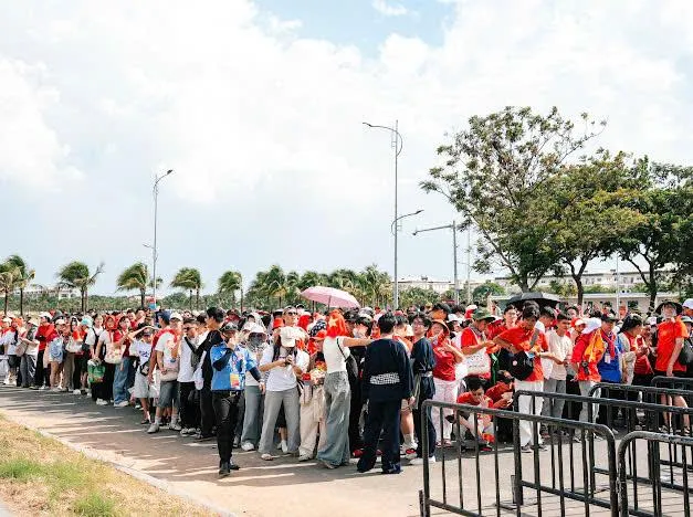 Hàng vạn khán giả xếp hàng chờ đêm nghệ thuật 'Tổ quốc trong tim' tại TP. Hồ Chí Minh