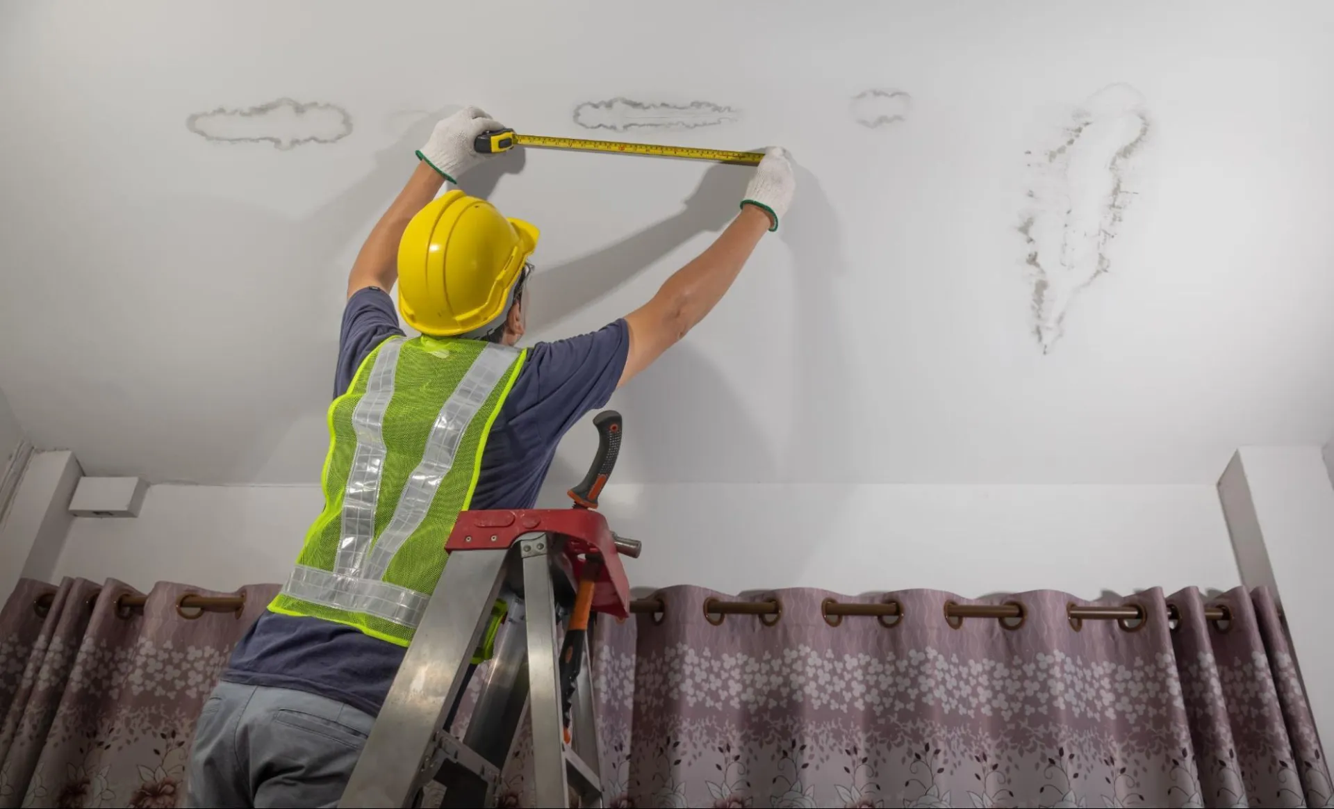 Trần nhà bỗng ngấm nước, đây là việc đầu tiên cần làm để tránh sự cố nguy hiểm