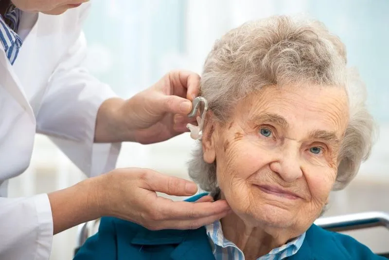 Mua máy trợ thính cho người già, nhớ kiểm tra 6 yếu tố này để tránh tốn tiền oan