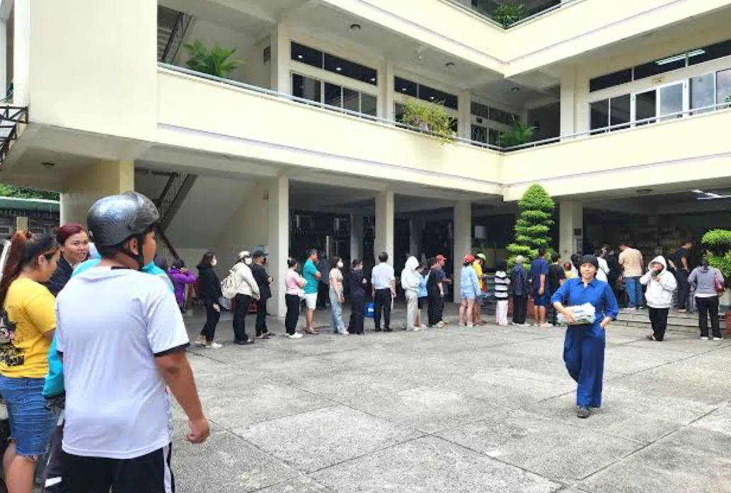 Sách giáo khoa khan hàng, phụ huynh TP.HCM chật vật tìm mua