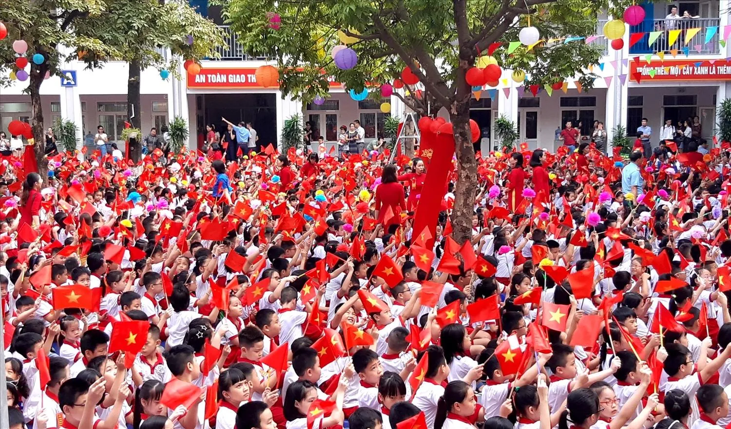 Hà Nội yêu cầu trường học không để học sinh thiếu sách giáo khoa đầu năm học