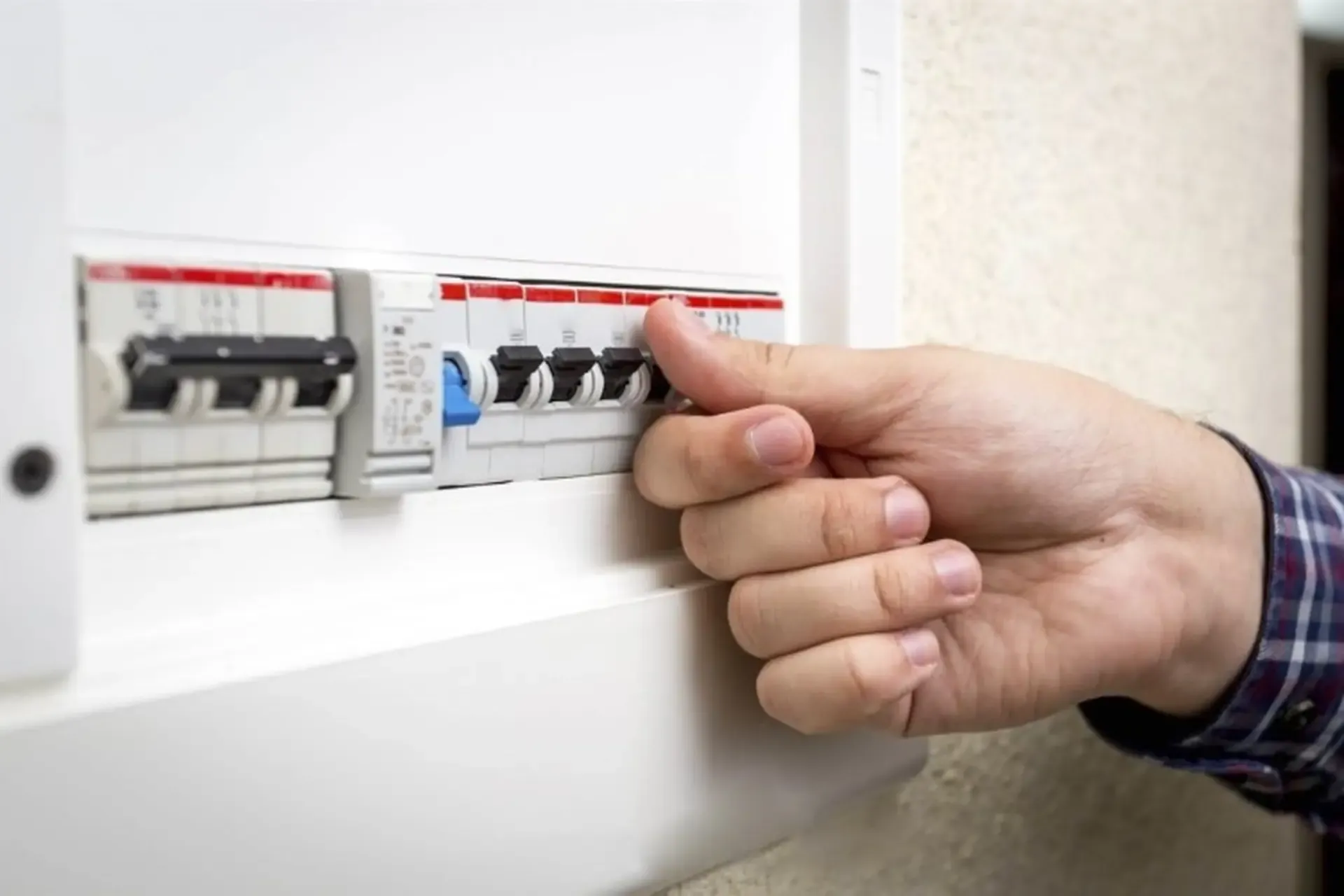 Aptomat cứ bật lên lại ngắt: Có thể nhà bạn đang gặp 4 sự cố điện này