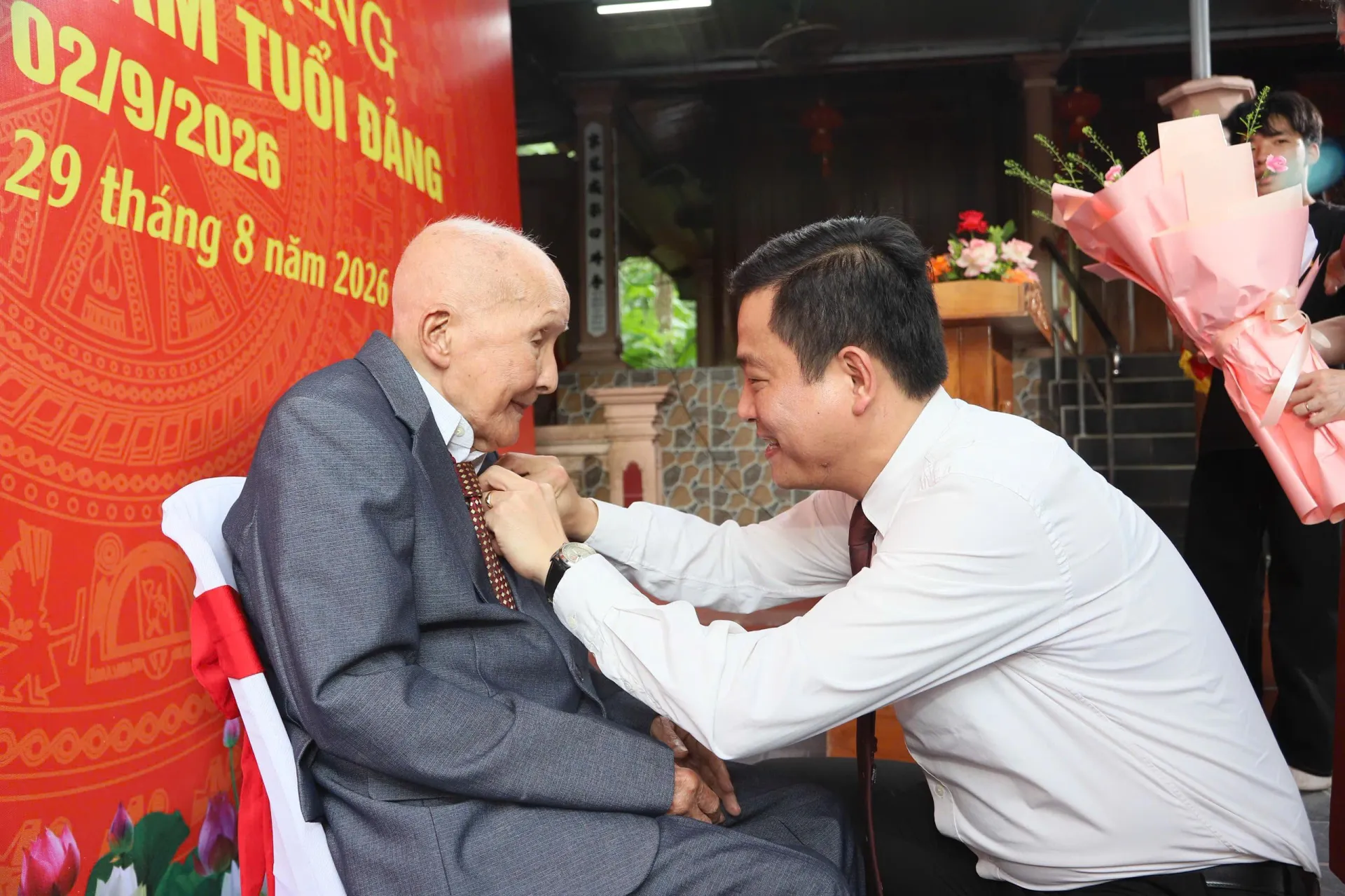 Đảng viên 104 tuổi ở Hà Tĩnh vinh dự nhận Huy hiệu 80 năm tuổi Đảng