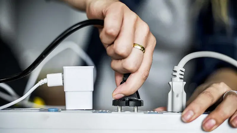 Khi nào nên rút phích cắm thiết bị điện trong nhà? Đây là 4 thời điểm không phải ai cũng biết