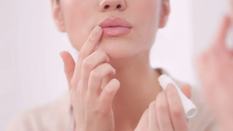 Môi khô, bong tróc và xỉn màu? 4 bước chăm sóc đơn giản giúp đôi môi mềm mịn, hồng hào