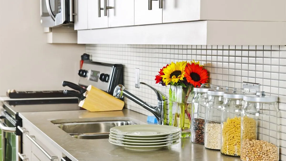 Muốn tủ bếp luôn sáng bóng, bà nội trợ đừng bỏ qua việc này