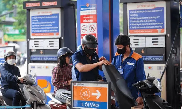 Giá xăng đồng loạt tăng, có loại tăng hơn 700 đồng/lít