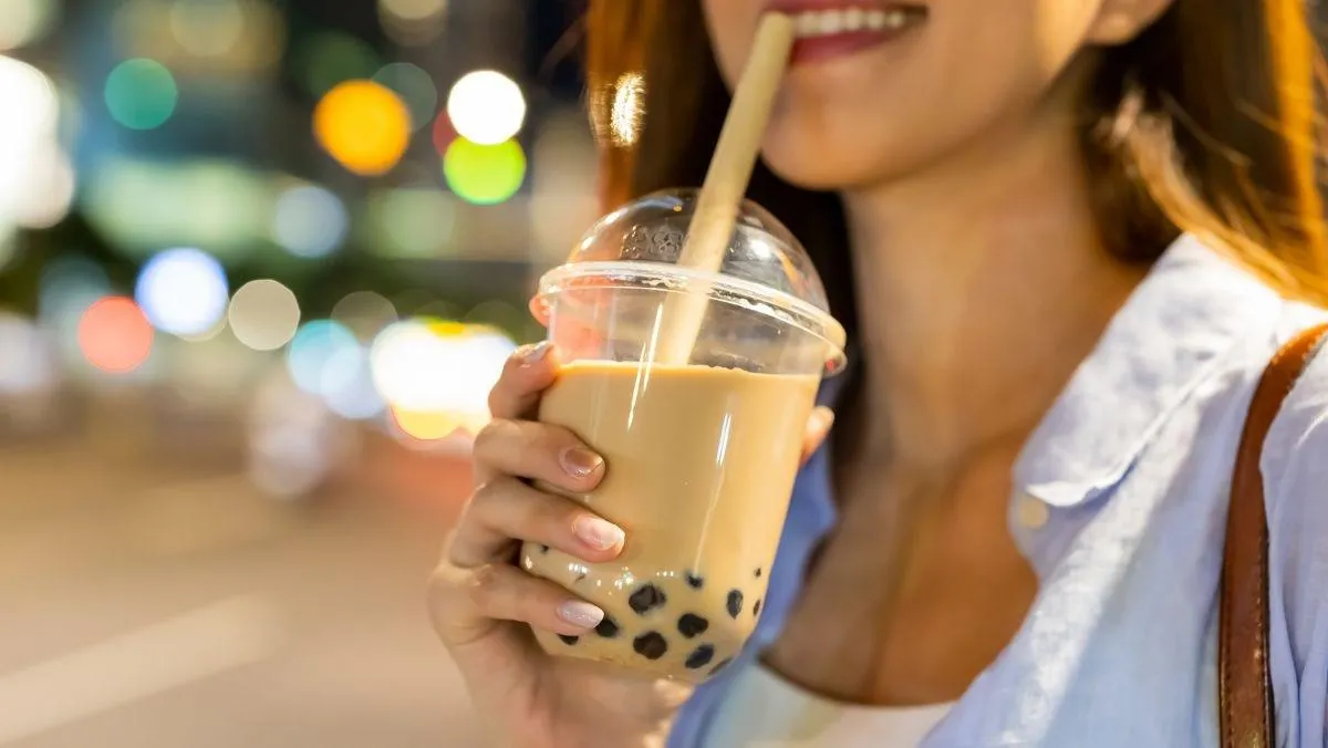 Uống trà sữa, cà phê đừng mắc sai lầm này: Một thói quen có thể khiến răng sâu nhanh hơn