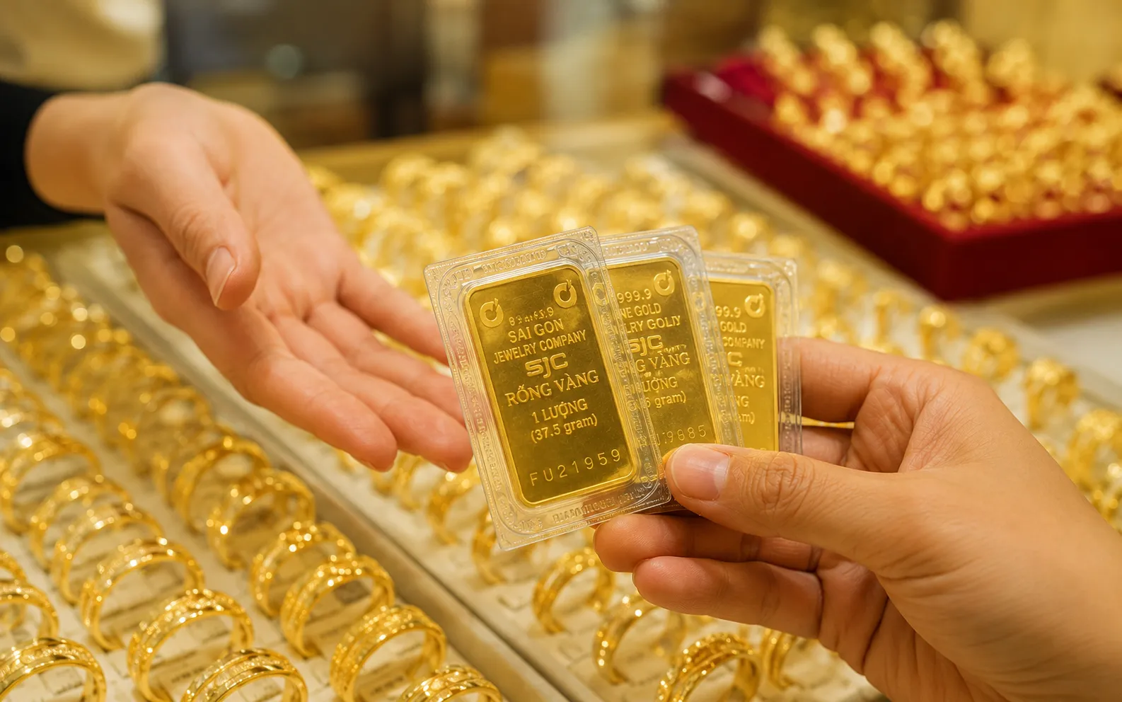 Mỗi tháng mua 1 chỉ với gom đủ tiền 1 cây mới mua vàng: Cách nào có lợi hơn?
