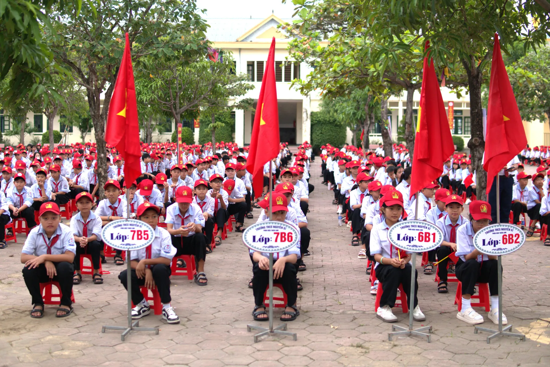Trường THCS Nguyễn Xí rộn ràng ngày khai giảng năm học mới