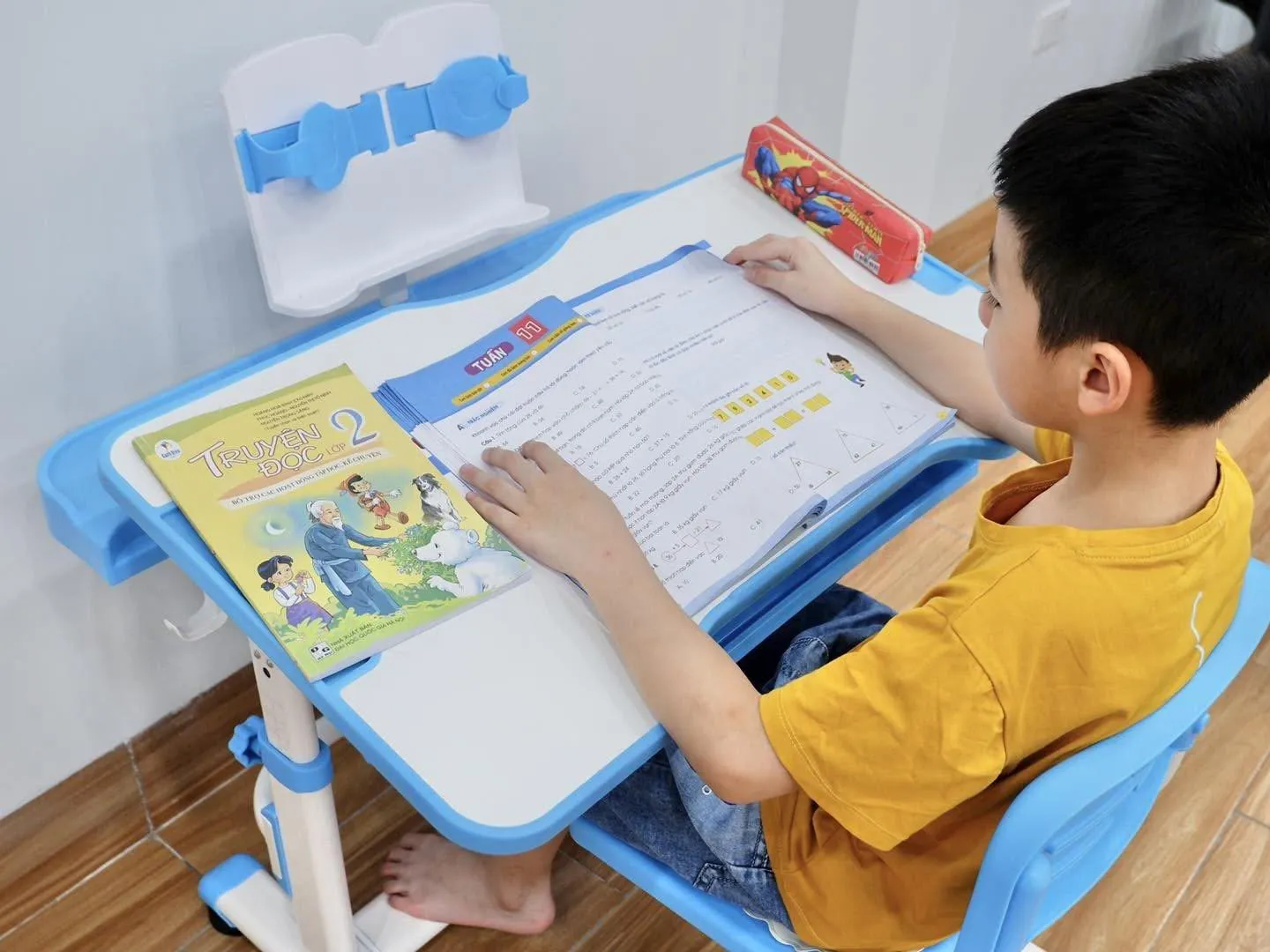 Mùa khai trường, bố mẹ đừng bỏ qua 6 món đồ giúp trẻ ngồi học đúng tư thế, hạn chế gù lưng