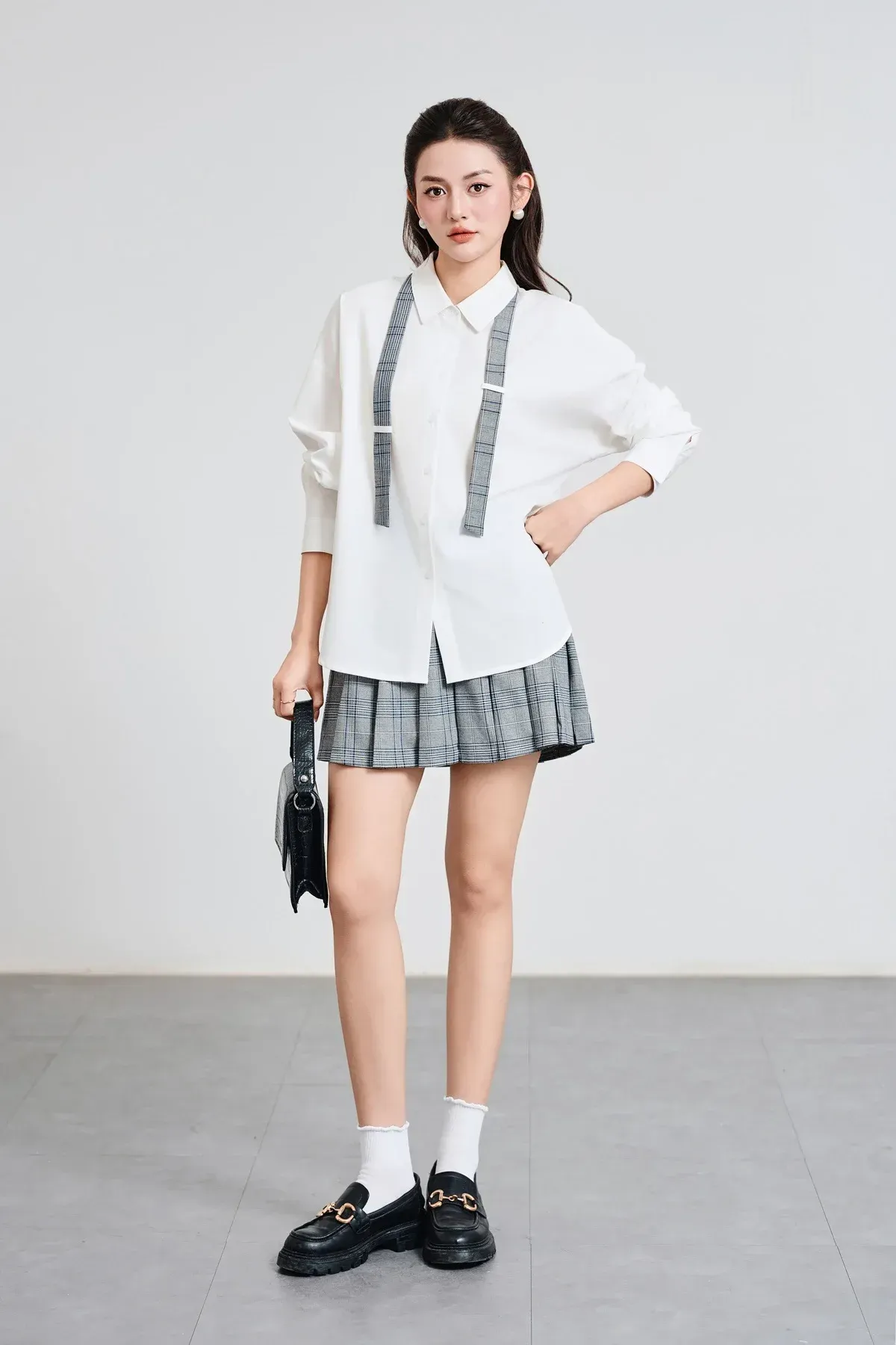 phoi_so_mi_trang_voi_chan_vay_ngan_f71d1f5ba5a740109023b7ae8463fe4b-1636