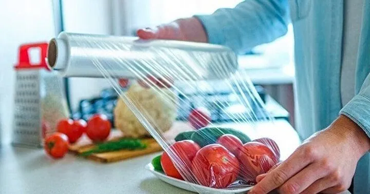 Nhiều gia đình dùng màng bọc thực phẩm mỗi ngày nhưng lại bỏ qua những điều này