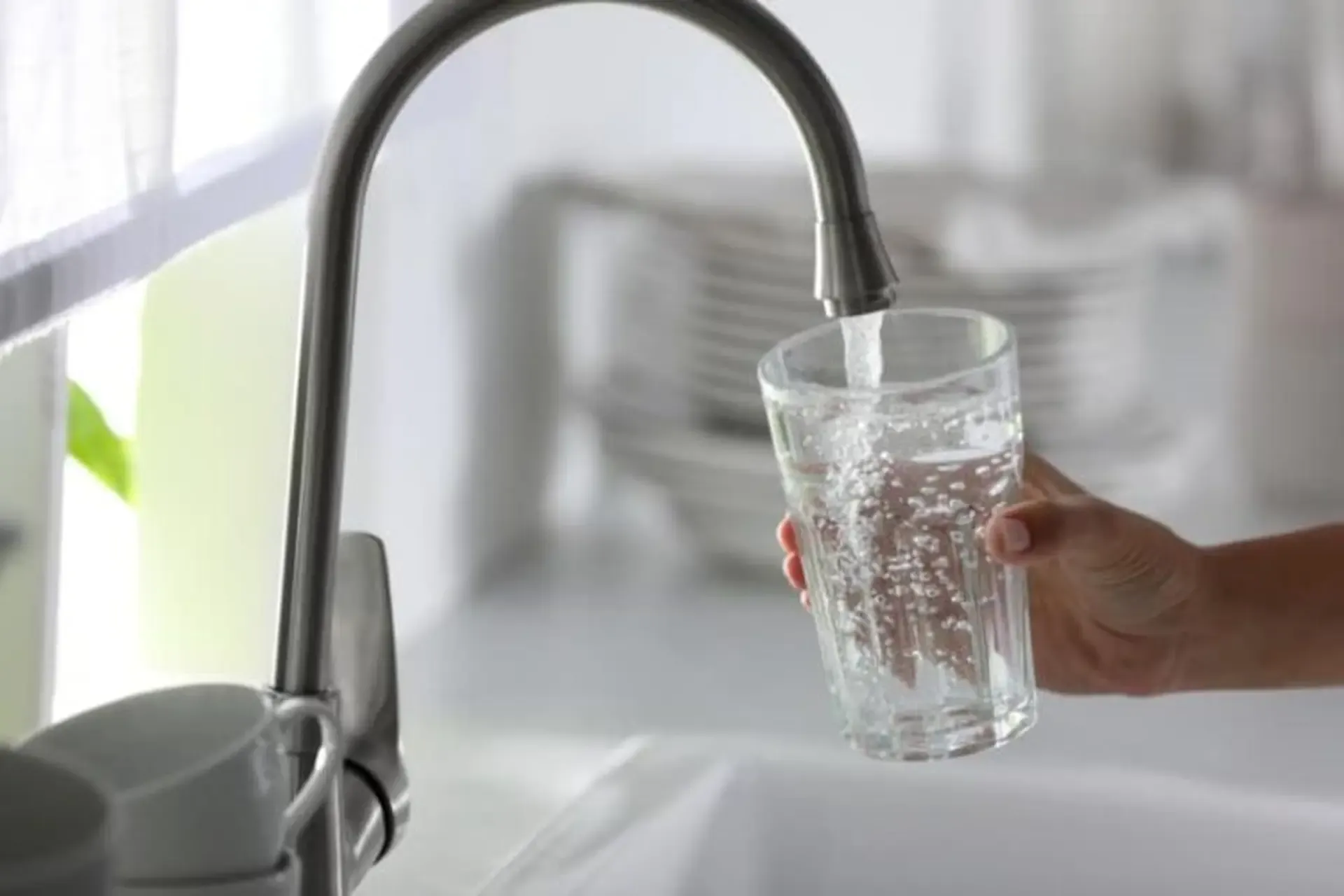 Nước máy bỗng có mùi clo nồng, làm ngay 1 việc để biết vấn đề nằm ở đâu
