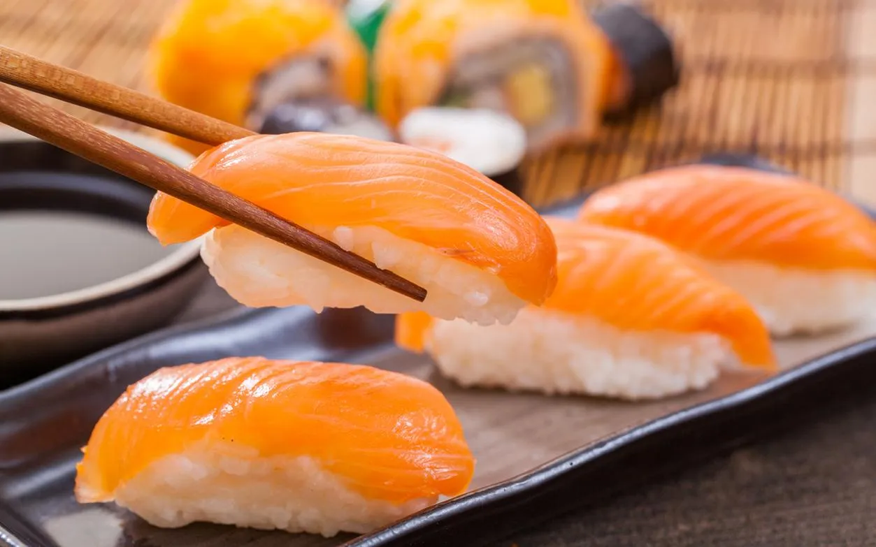 Những ai hay ăn sushi thường xuyên cần biết những lợi ích và rủi ro sức khỏe này