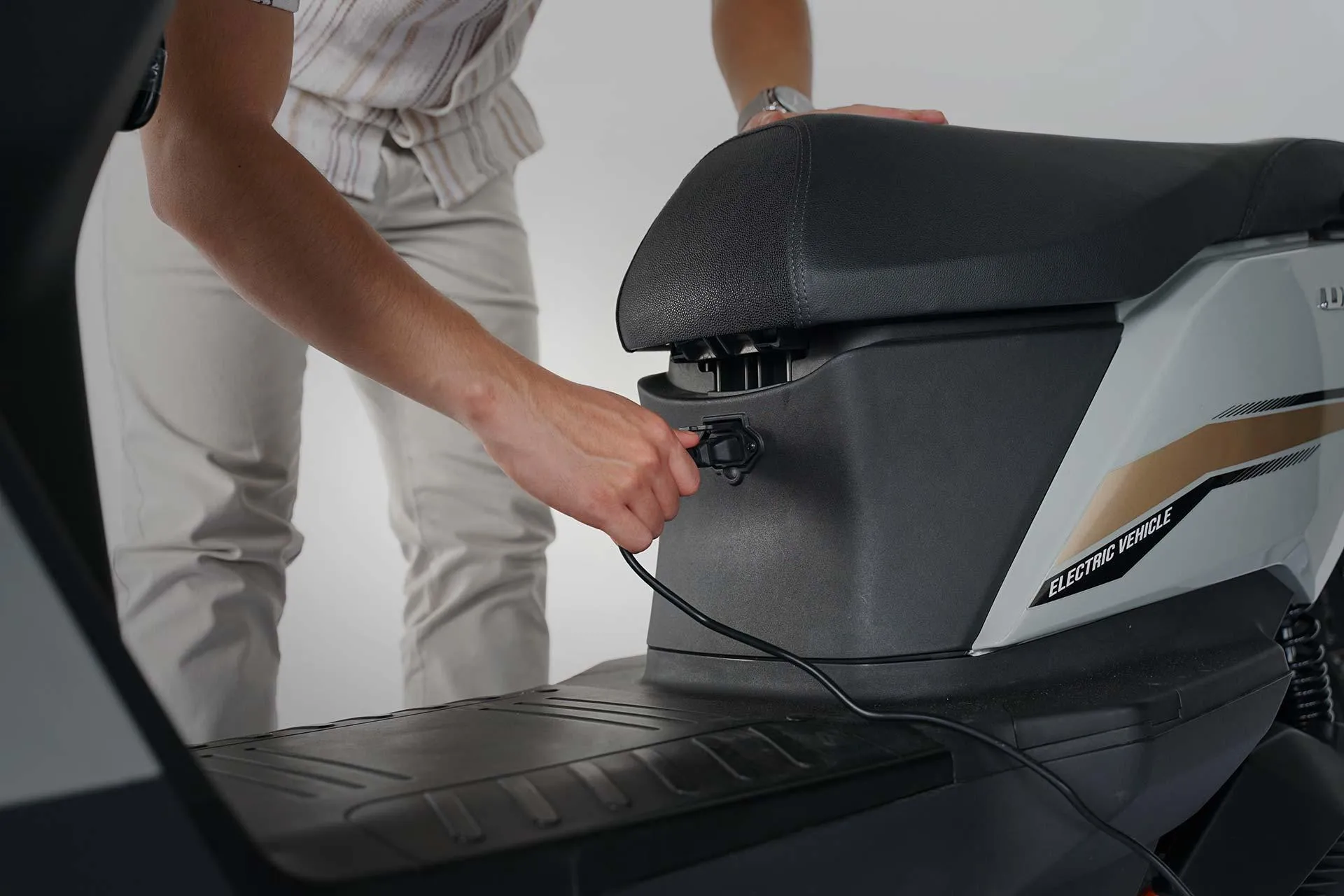 Sạc xe máy điện tưởng đơn giản nhưng nhiều người đang mắc 7 lỗi nguy hiểm này
