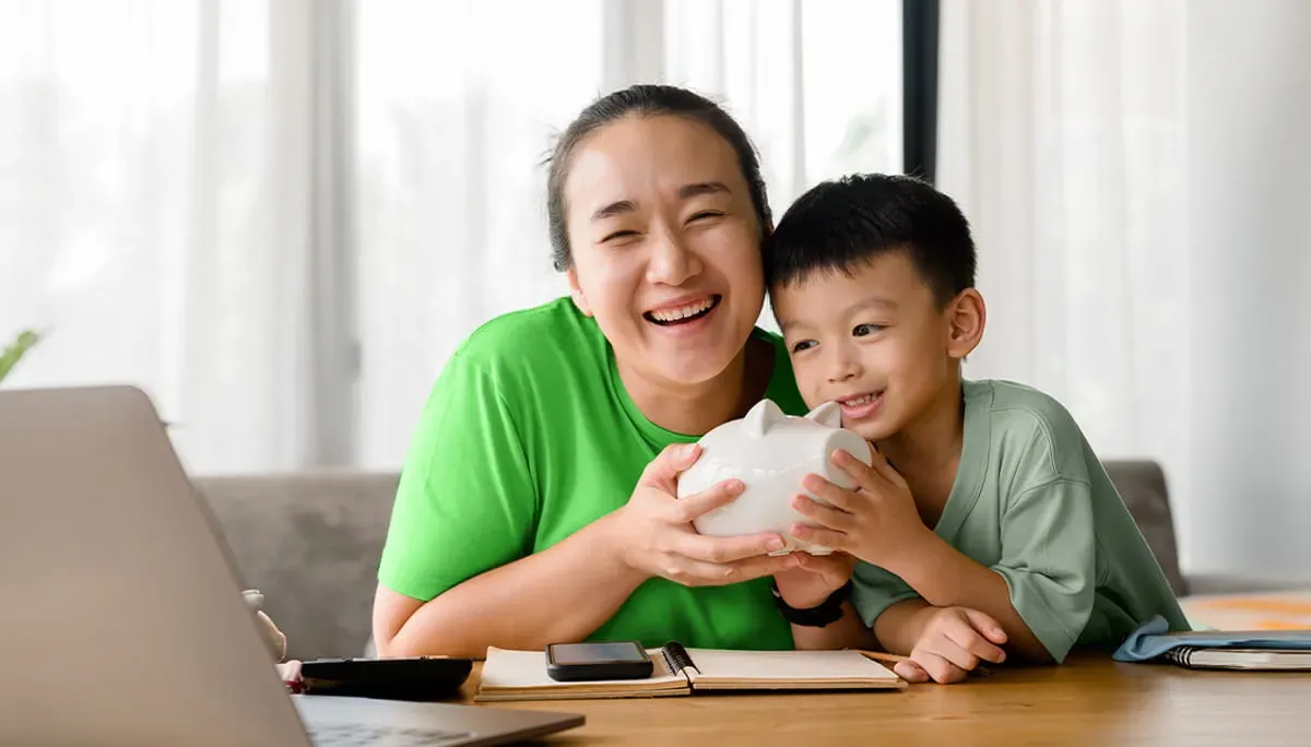 Có nên mở sổ tiết kiệm cho con từ sớm? Những lợi ích và lưu ý cha mẹ cần biết trước khi làm