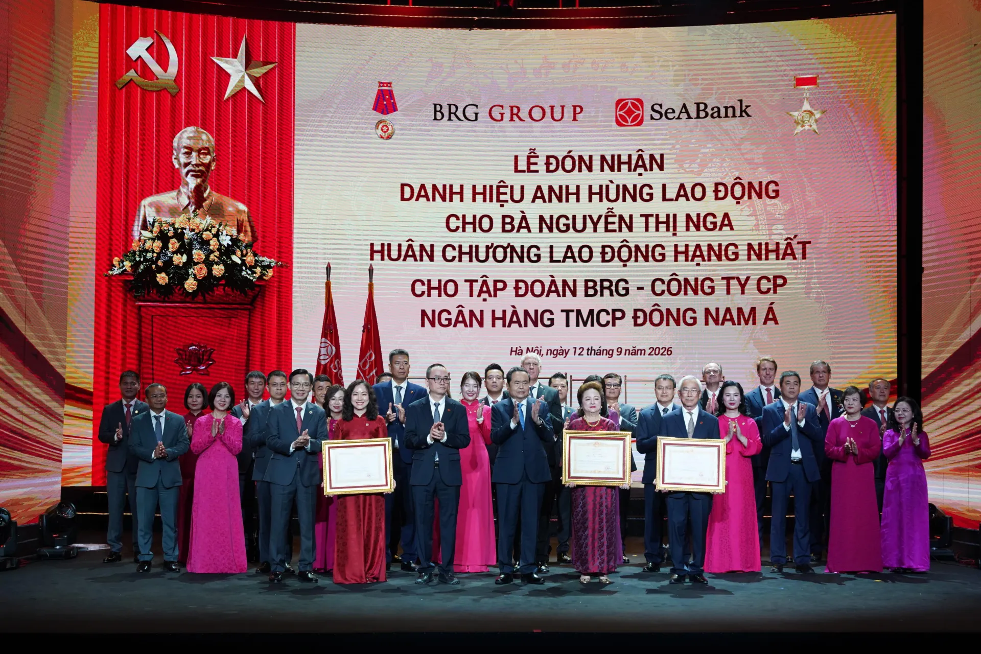Doanh nhân Nguyễn Thị Nga được trao tặng Danh hiệu Anh hùng Lao động, Ngân hàng SeABank đón nhận Huân chương Lao động hạng Nhất & Bằng khen của Bộ Công an