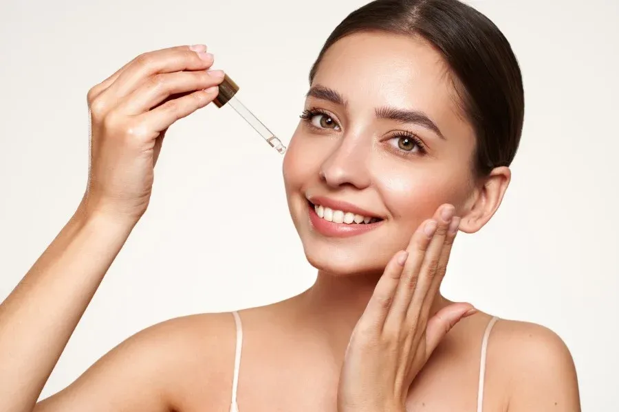 Thời tiết giao mùa, da khô bong tróc, 4 tiêu chí chọn serum phục hồi các nàng không nên bỏ qua