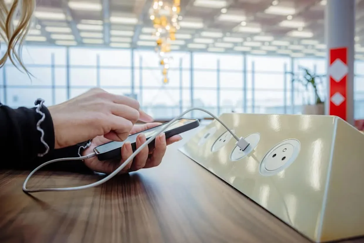 Muốn sạc điện thoại tại cổng USB công cộng: Đây là những rủi ro bạn nên biết
