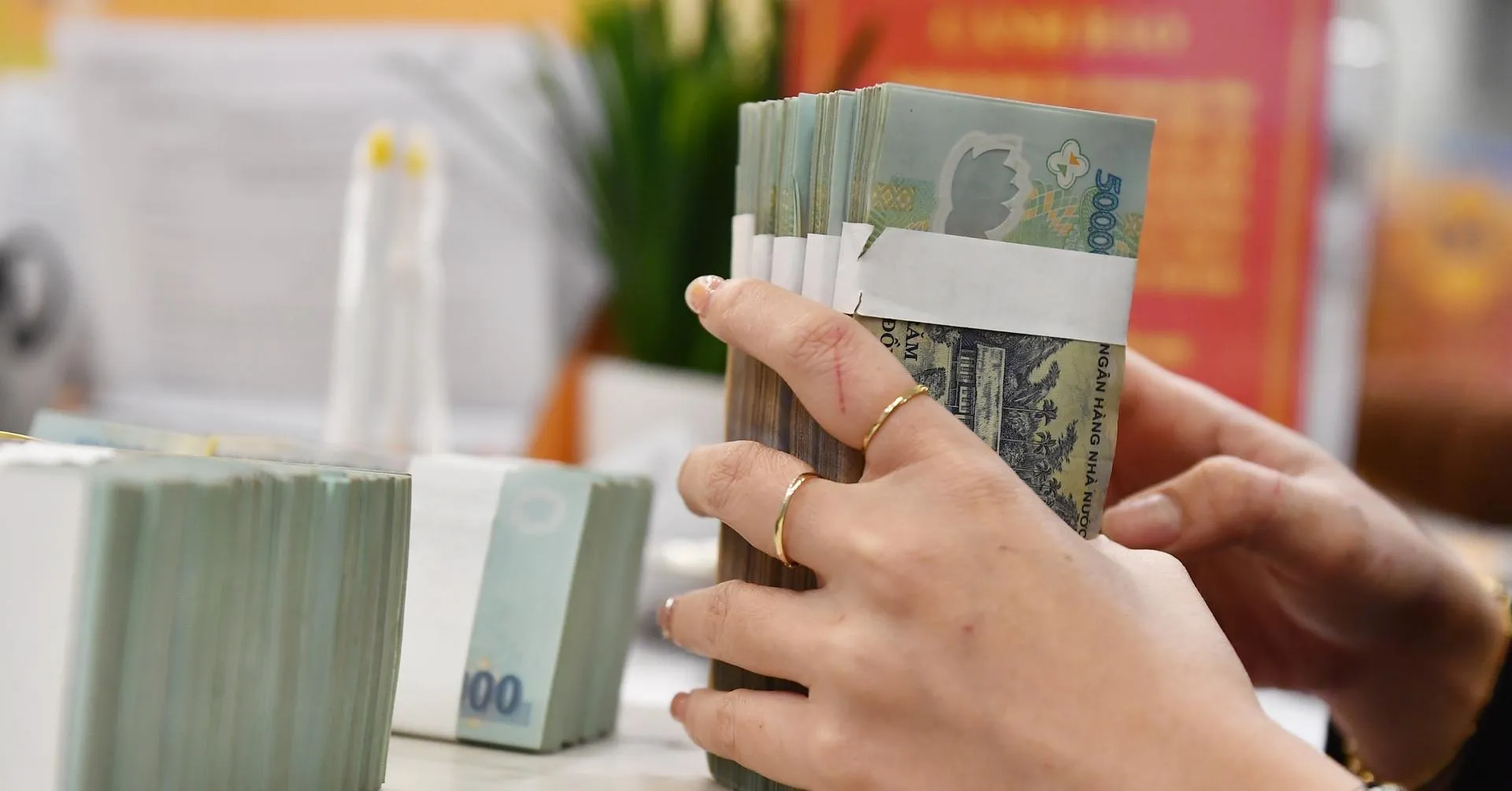 Gửi tiết kiệm từ 1 tỷ đồng: Chia tiền thế nào để vừa hưởng lãi vừa dễ xoay xở?