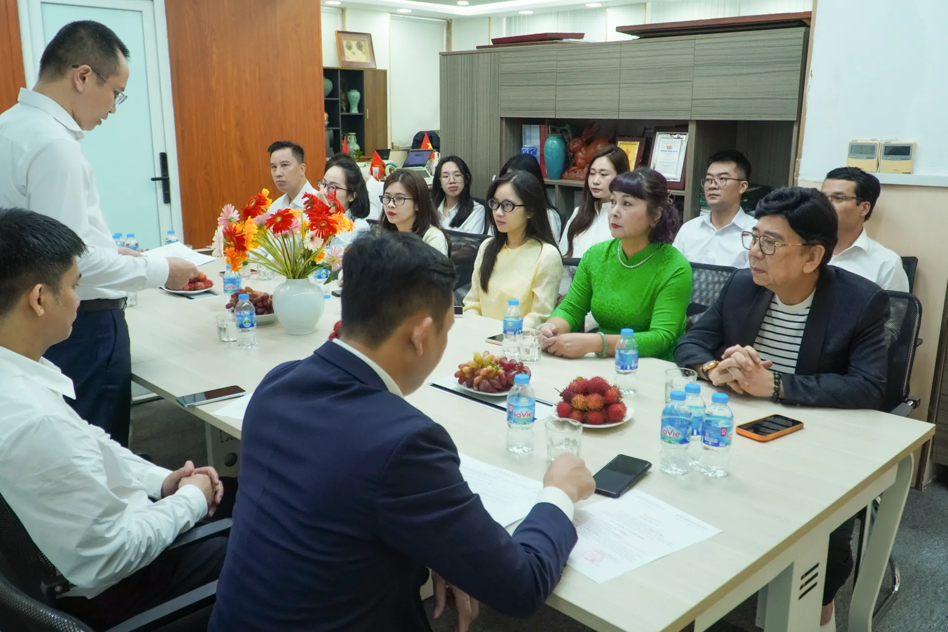 Tại buổi lễ, đại diện Chi bộ công bố quyết định kết nạp đảng viên đối với quần chúng Phan Chí Hiếu.