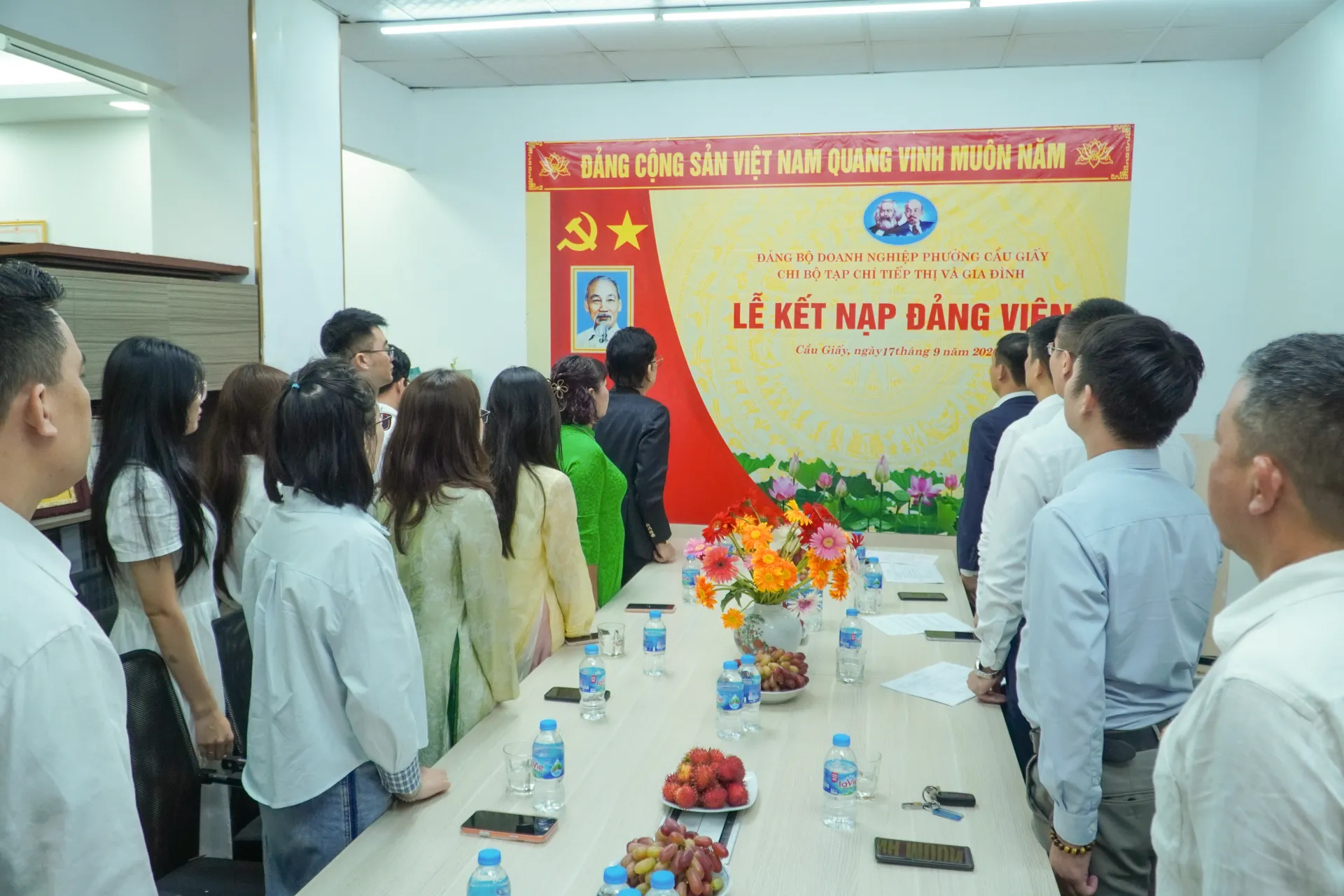 Buổi lễ được tổ chức trang trọng với sự tham dự của các đảng viên trong Chi bộ Tạp chí Tiếp thị và Gia đình. Đây là dịp ghi nhận quá trình phấn đấu, rèn luyện của quần chúng Phan Chí Hiếu trong thời gian qua, đồng thời bổ sung thêm nhân sự cho công tác xây dựng Chi bộ.