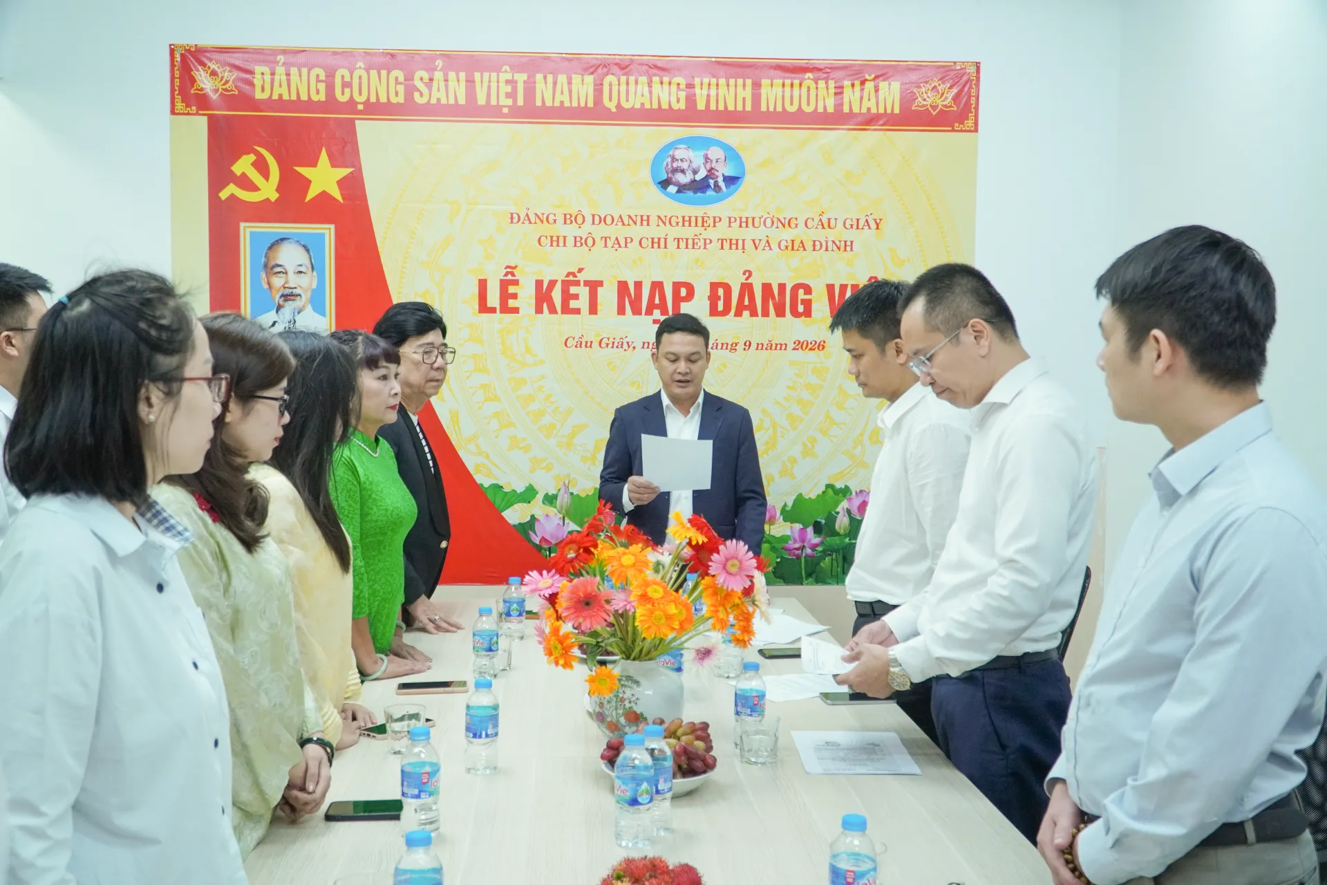 Cũng tại buổi lễ, Chi bộ Tạp chí Tiếp thị và Gia đình thông tin, quán triệt đối với đảng viên mới về quyền và nghĩa vụ của người đảng viên. Đây là những nội dung quan trọng giúp đảng viên mới nhận thức đầy đủ hơn về trách nhiệm của mình trong quá trình công tác, sinh hoạt và rèn luyện.