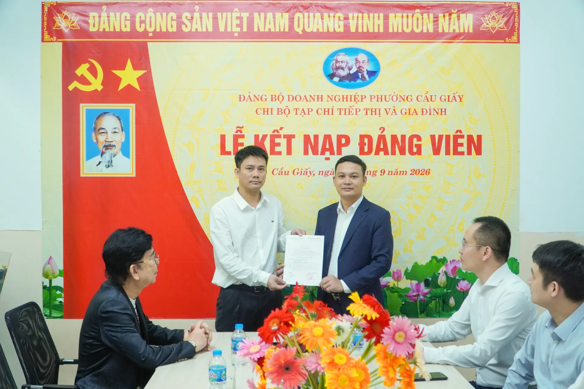 Nhà báo Hoàng Văn Vững - Tổng Biên tập Tạp chí Tiếp thị và Gia đình chúc mừng đảng viên mới Phan Chí Hiếu và mong muốn đồng chí tiếp tục nỗ lực trong công tác, chủ động học hỏi, nâng cao năng lực chuyên môn, giữ gìn tinh thần trách nhiệm và tích cực tham gia các hoạt động của Chi bộ, cơ quan.