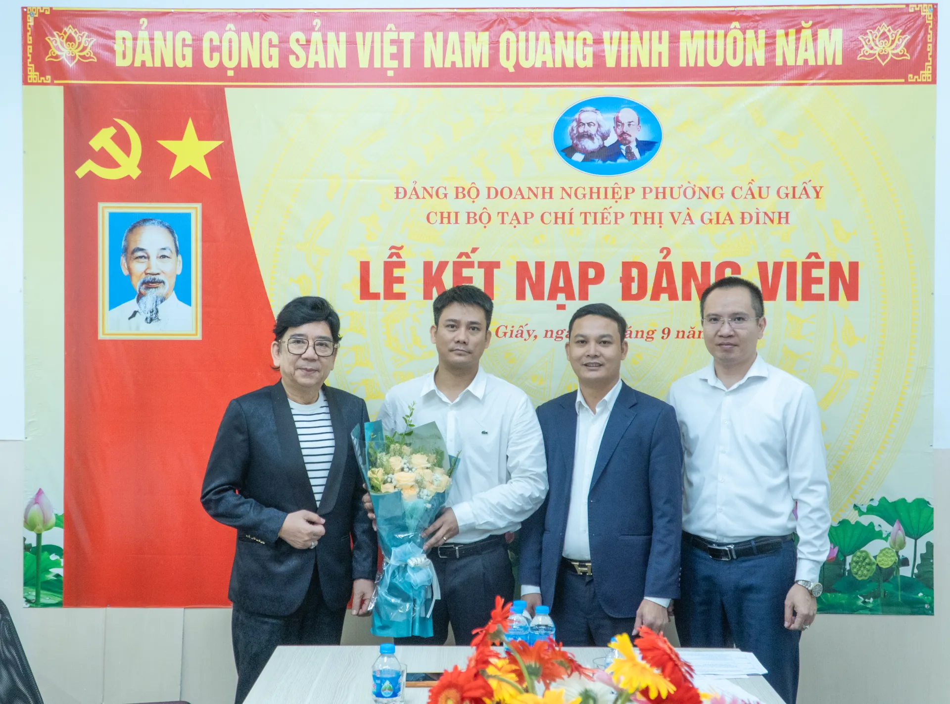 Chi bộ Tạp chí Tiếp thị và Gia đình kết nạp Đảng cho Đồng chí Phan Chí Hiếu - Trưởng ban Chuyên đề