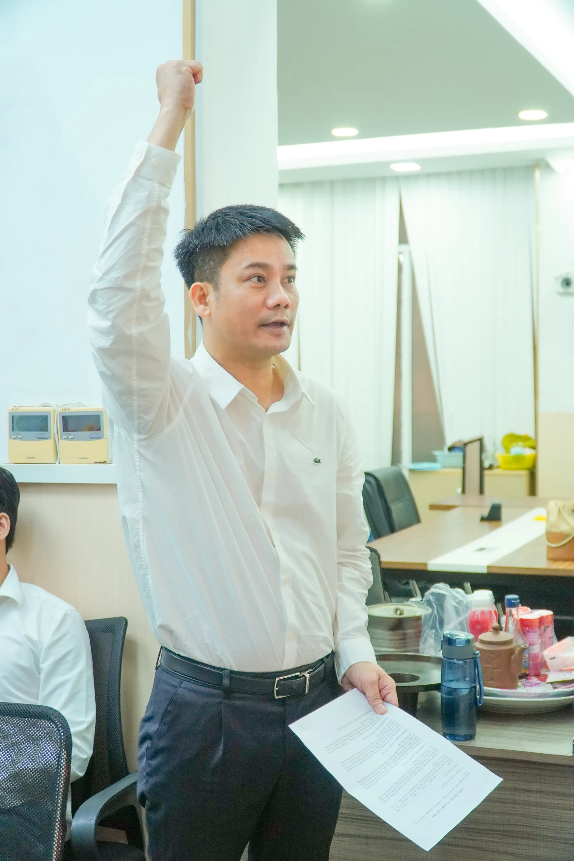 Sau khi công bố quyết định, đồng chí Phan Chí Hiếu thực hiện nghi thức tuyên thệ của người đảng viên mới trước cờ Tổ quốc, cờ Đảng và chân dung Chủ tịch Hồ Chí Minh. Trong lời tuyên thệ, đảng viên mới thể hiện niềm vinh dự khi được đứng vào hàng ngũ của Đảng, đồng thời cam kết tiếp tục rèn luyện, nâng cao nhận thức, giữ gìn phẩm chất, phát huy tinh thần trách nhiệm và thực hiện tốt nhiệm vụ được giao.