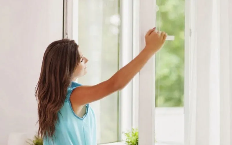 Trời mưa ẩm kéo dài, nên đóng hay mở cửa nhà?