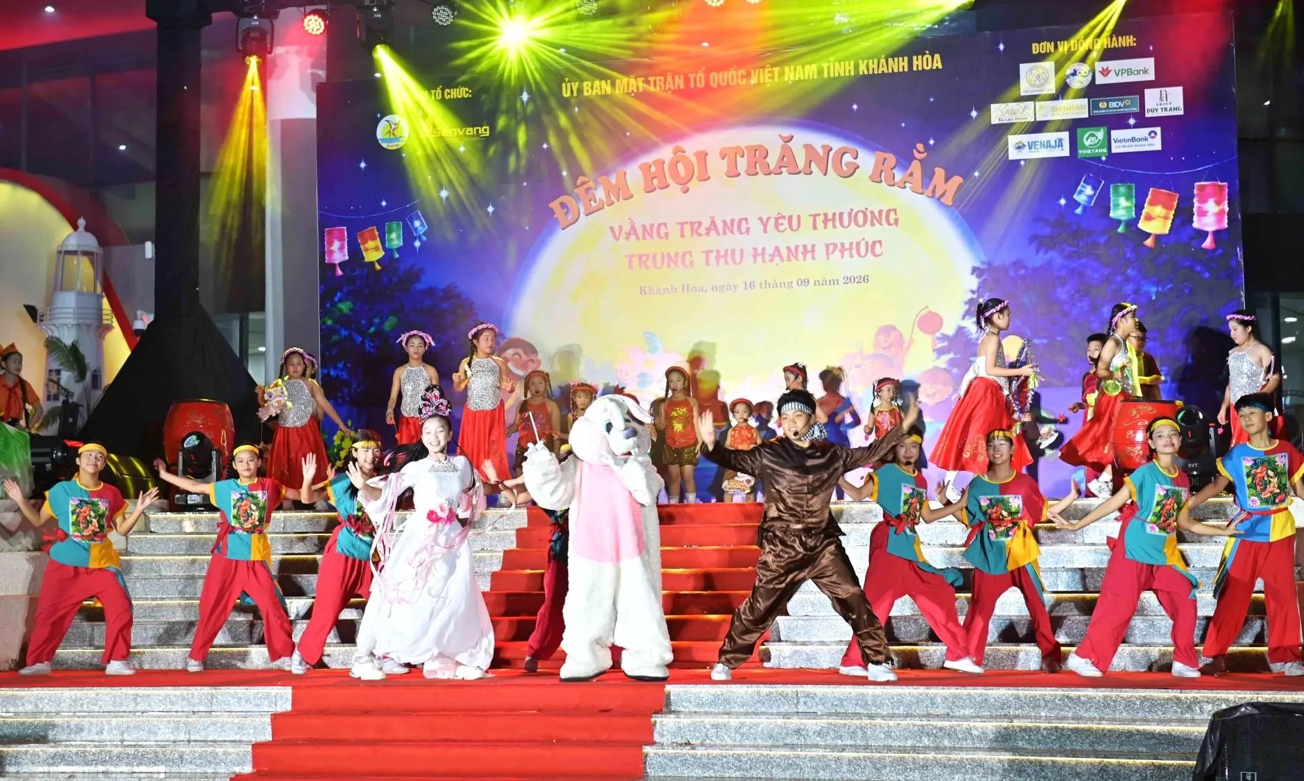 Khánh Hòa trao 3.000 phần quà cho Vầng trăng yêu thương