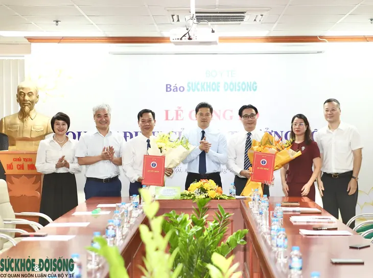 Thứ trưởng Thường trực Bộ Y tế trao quyết định bổ nhiệm lại 2 Phó Tổng Biên tập Báo Sức khỏe và Đời sống