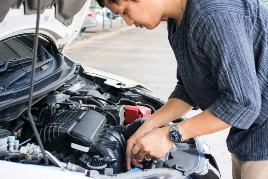 Mua xe ô tô cũ sau mùa mưa, kiểm tra ngay 7 dấu hiệu này nếu không muốn chọn nhầm xe từng bị ngập nước