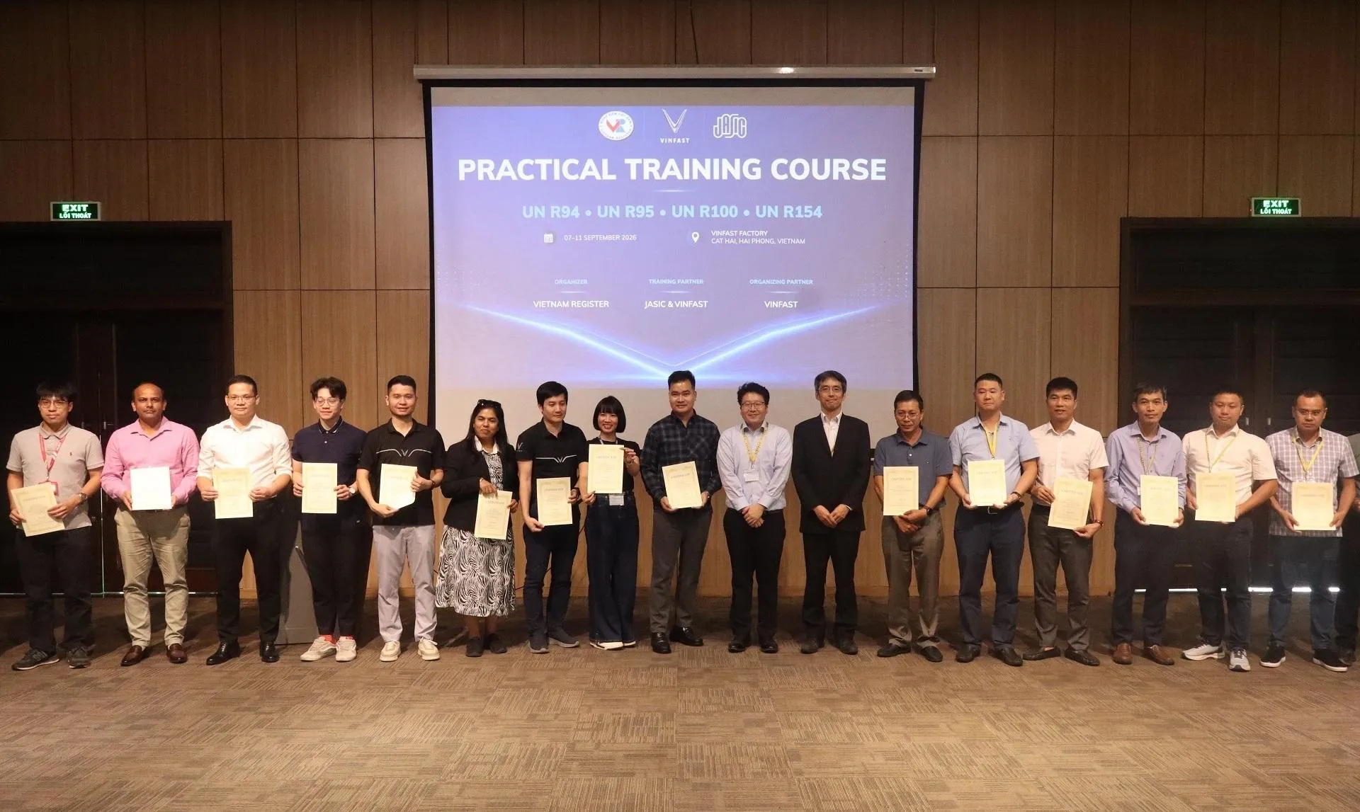 Cục Đăng kiểm Việt Nam cùng VinFast tổ chức khóa đào tạo nâng cao năng lực kiểm thử ô tô