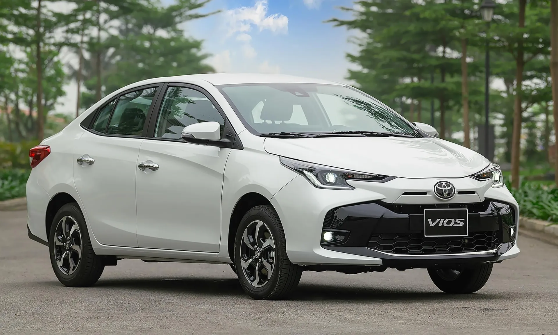 Cùng tầm giá 400 triệu đồng, nên chọn Toyota Vios hay Kia Soluto?