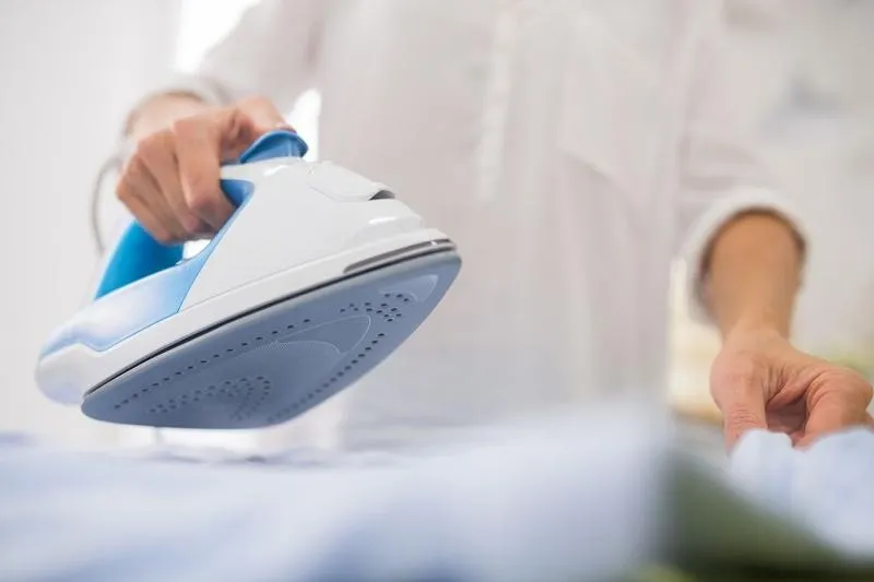 5 lưu ý khi dùng bàn ủi giúp quần áo bền đẹp lại tiết kiệm điện, gia đình nào cũng nên áp dụng 