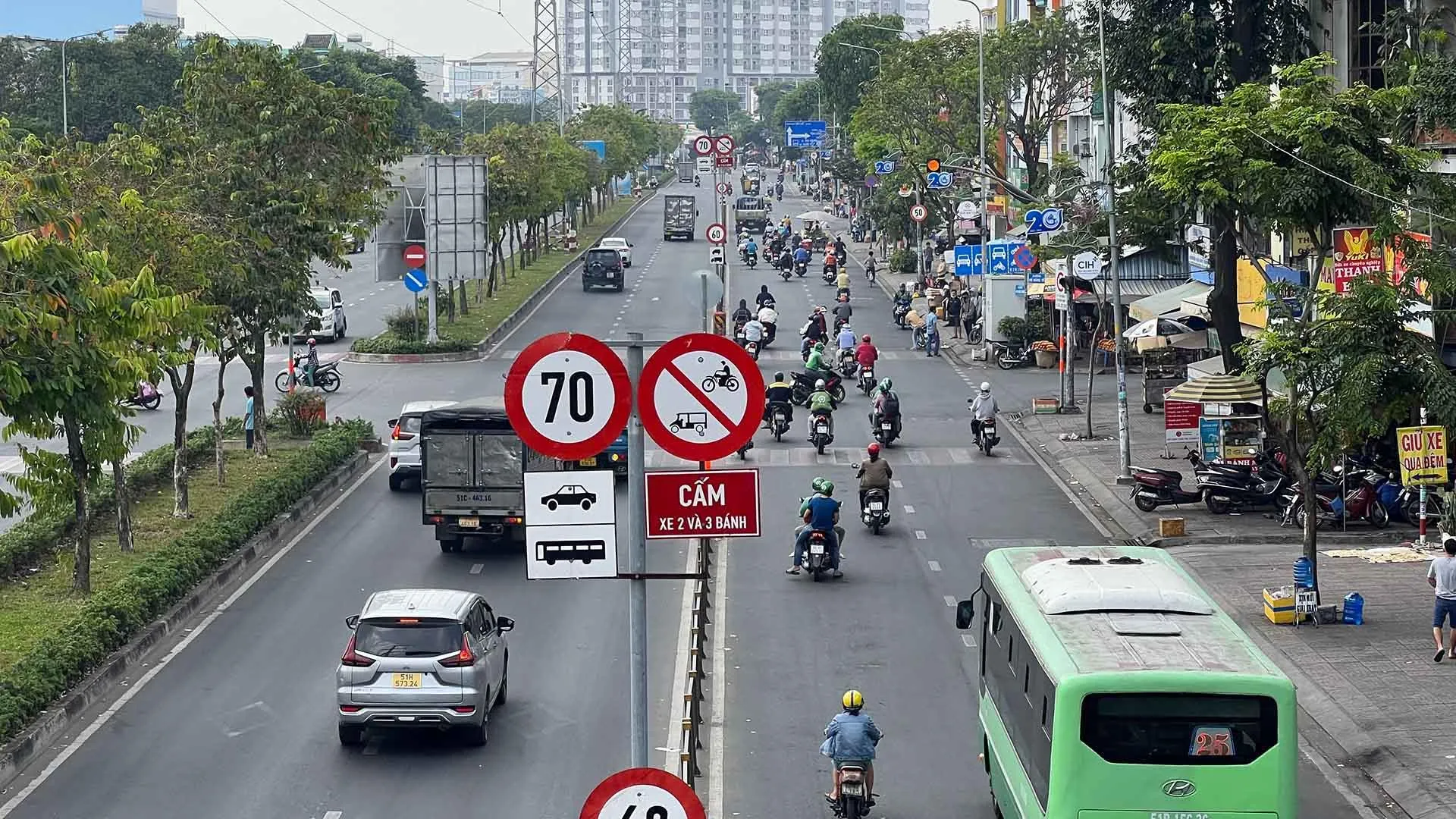3 lỗi tài xế ô tô rất dễ mắc khi lái xe vào khu đông dân cư, có lỗi bị phạt tới 14 triệu đồng
