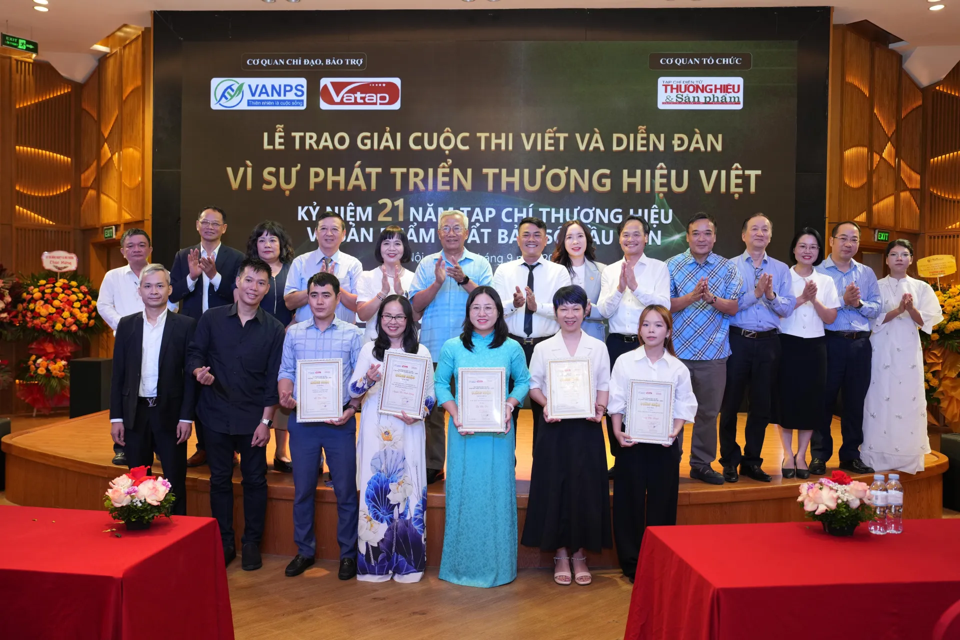 Chùm ảnh: Lễ trao giải và vinh danh Cuộc thi viết 'Vì sự phát triển thương hiệu Việt'