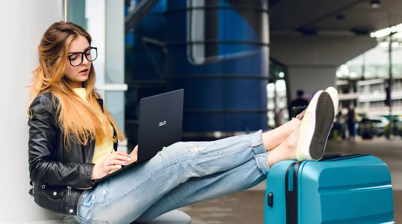 Mang laptop đi du lịch cần lưu ý gì? Kinh nghiệm sử dụng laptop an toàn khi đi xa