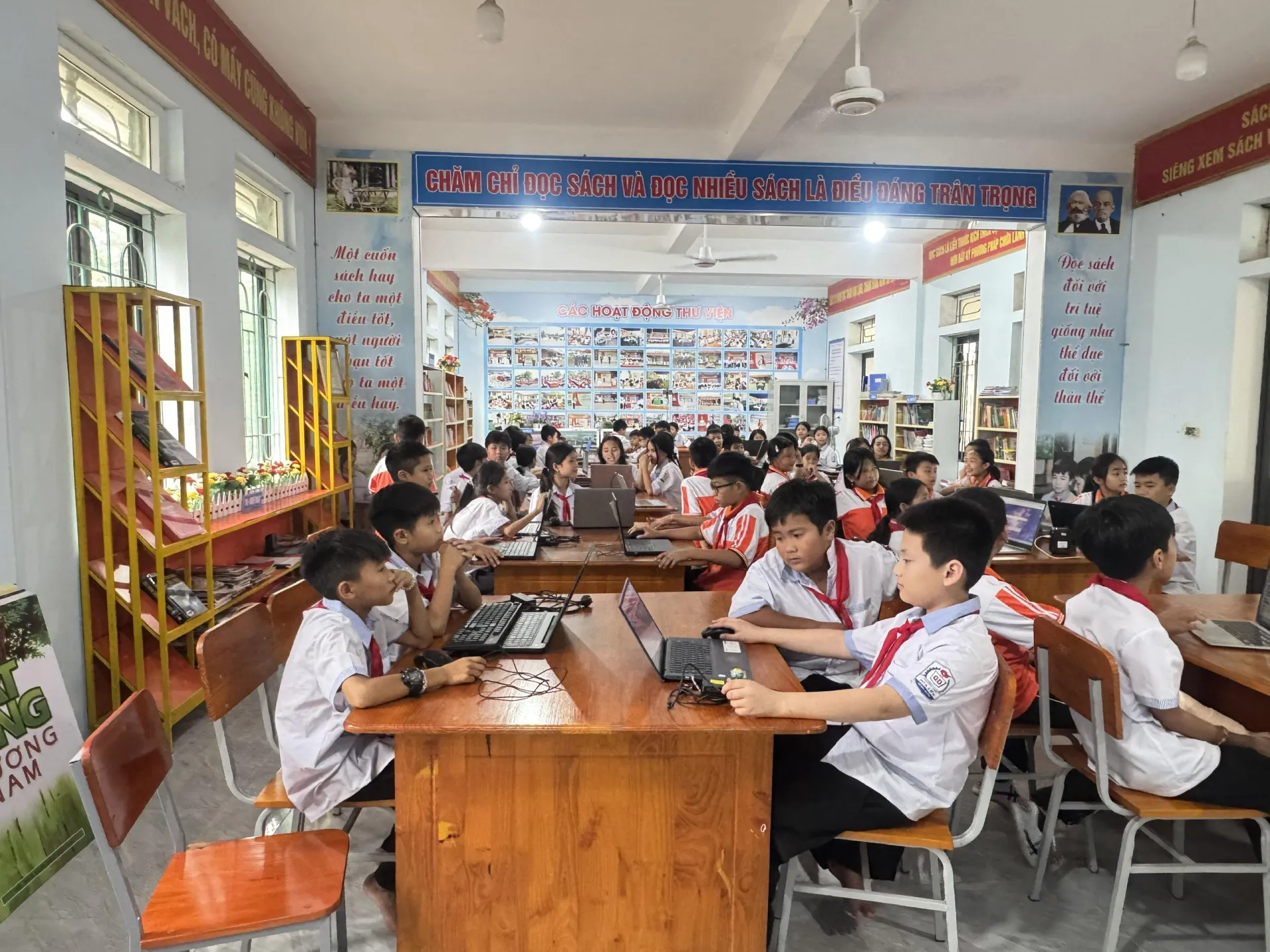 Học sinh Trường THCS Nguyễn Xí trải nghiệm lập trình cùng Trung tâm CodeLab