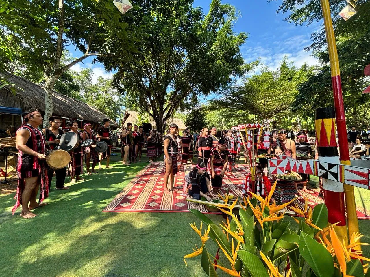 [Photo] Rộn ràng tiếng chiêng trong lễ cầu an của người Ba Na