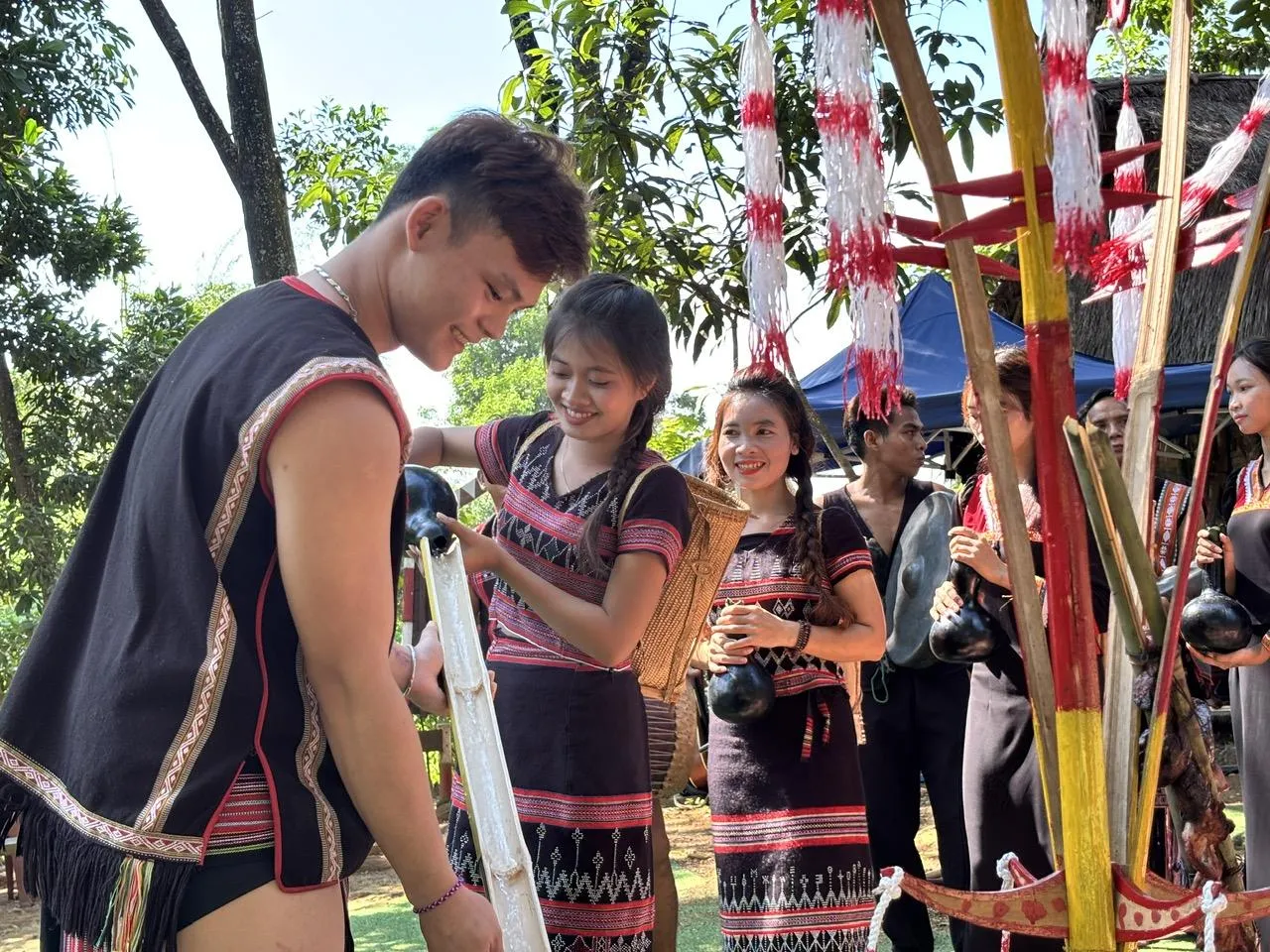 Không chỉ là một nghi lễ, lễ cầu an còn là không gian để các thế hệ cùng tham gia, qua đó trao truyền những phong tục, nghi thức và giá trị văn hóa truyền thống cho lớp trẻ.